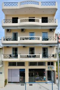 卢特拉艾季普苏埃维亚岛一室公寓的公寓大楼设有阳台和桌子。