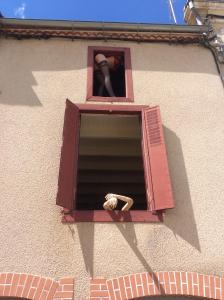GourgéBois Mort farm的窗户上装有一个人的雕像