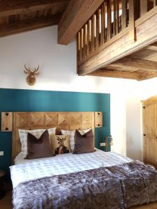 格英CHALET BELLE KAISER by Belle Stay的一间卧室配有一张带蓝色墙壁的大床