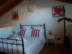 威尼斯Stella Marina 3的一间卧室配有红色和白色枕头的床