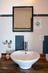 博卡斯德尔托罗Kevin Kondos的浴室设有白色水槽和镜子