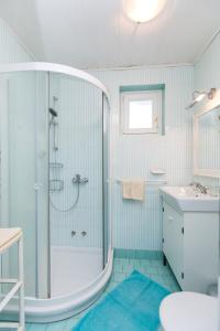 B&B Pletna a Double Lake-View Room的一间浴室