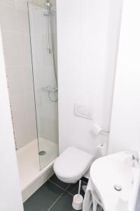里摩日里莫日迎宾汽车旅馆的带淋浴、卫生间和盥洗盆的浴室