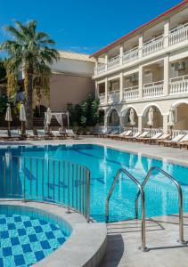 拉加纳斯Natalie Hotel的酒店前的游泳池