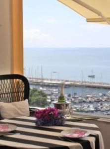 丰沙尔Apartment W Stunning View - MARINA - Free Parking & AC的享有海港景致的餐桌