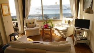 丰沙尔Apartment W Stunning View - MARINA - Free Parking & AC的带沙发和大窗户的客厅