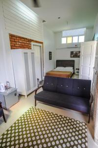 龙运Umbut Bayu的客厅配有沙发和1张床