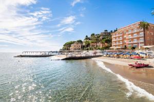 迪亚诺马里纳Luxury Guest House - Diano Marina的海滩上有一个码头,一些建筑和水