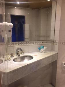 布宜诺斯艾利斯Dallas Hotel -Motel-的一间带水槽和大镜子的浴室