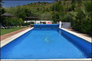 RíogordoMolino de Las Tablas的院子里的大型蓝色游泳池