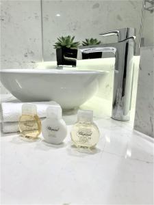 MONDRIAN Luxury Suites & Apartments Market Square IV的一间浴室