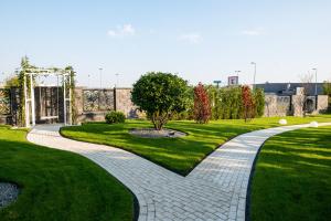奥拉迪亚天空酒店的绿草公园的砖砌走道