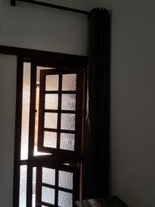 圣保罗英格列斯雷坎托旅馆 的房门,窗户在房间