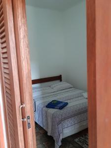 圣保罗英格列斯雷坎托旅馆 的卧室内的一张小床,卧室的门是敞开的