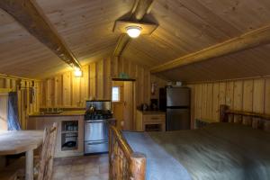 库克市Silver Gate Lodging的小屋内的厨房设有木墙和桌子