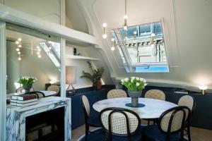 巴黎Maison Armance - Esprit de France的一间带桌椅和壁炉的用餐室
