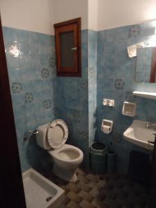 斯科拉Plaza Hotel的一间带卫生间和水槽的浴室