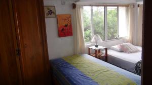 巴克里索莫雷诺港Palma del Mar 2的一间卧室设有两张床和窗户。