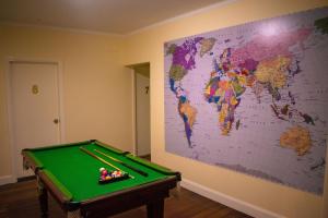 麦夸里港麦夸里港背包客旅馆的一间设有台球桌和墙上地图的房间