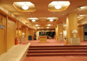 盐尻市中村屋酒店的大楼内带楼梯和灯的大堂