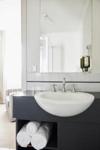 墨尔本Plough Hotel的浴室配有盥洗盆、镜子和毛巾