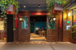 台北町记忆旅店的门和植物餐厅入口