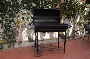 萨利波图尔villa térangart saly的坐在 ⁇ 子前的黑钢琴