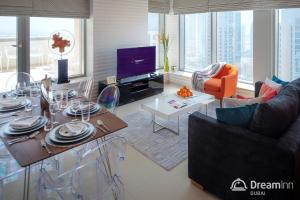 迪拜Dream Inn Apartments - 29 Boulevard Private Terrace的客厅配有桌子和沙发