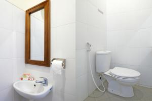 日惹Grha Vege Jawi Syariah Mitra RedDoorz的白色的浴室设有卫生间和水槽。