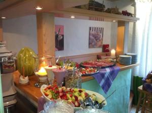 布里隆Ferienhof Homann Sauerland的厨房配有带一碗水果的桌子