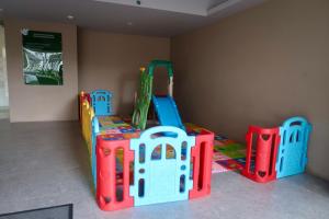 万隆Bacup Studio Apartment @Galeri Ciumbuleuit的儿童游戏室配有桌椅