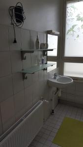 派尔努瑞柏瑞公寓的白色的浴室设有水槽和窗户。