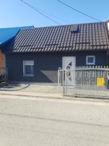 萨格勒布Apartman Bilivano的街道旁的蓝色房子,带围栏