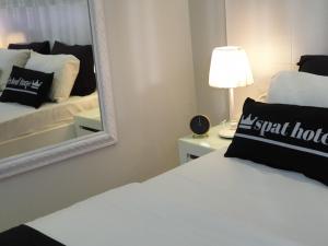 巴特亚姆Spat Beach的酒店客房,配有床和镜子