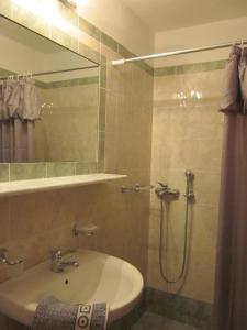 克里奥斯科利奥斯一室公寓景观酒店的浴室配有盥洗盆和带镜子的淋浴