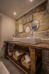 马瑟伊兰Demeure Terrisse La Résidence的浴室设有2个水槽和2面镜子