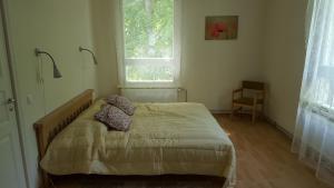 派尔努瑞柏瑞公寓的一间卧室配有一张带两个枕头的床