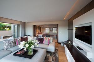 克尼斯纳卡诺坎普之家酒店的带沙发和大电视的客厅
