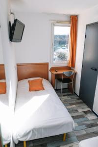 里摩日里莫日迎宾汽车旅馆的一间卧室配有一张床、一张书桌和一个窗户。