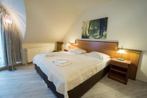 瓦伦Stadt Aparthaus的一间卧室配有一张大床和两条毛巾