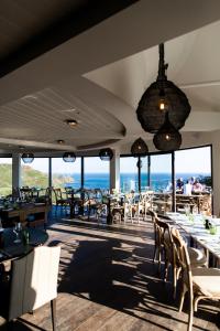 索尔科姆Gara Rock的一间带桌椅的海景餐厅