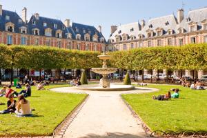 巴黎托内勒斯酒店的坐在公园里,有喷泉的人