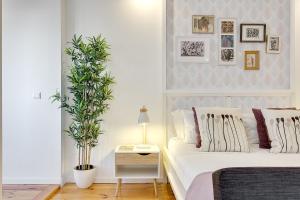 波尔图January's 31 Studio by DA'HOME的卧室配有白色的床和盆栽植物