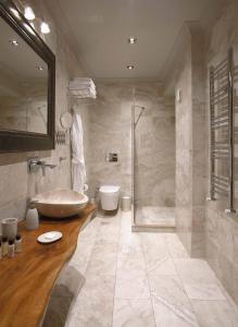 库古库俞玛尼卡凯斯酒店的大型浴室设有水槽和淋浴。