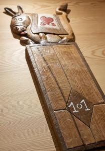 布勒伊-切尔维尼亚Aux Pieds du Roi - Suite & Spa的一张桌子上小木雕,小狗的雕像