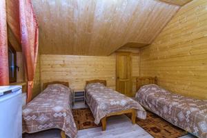 卡缅诺莫斯茨基Guesthouse Lyubava的小木屋内带两张床的房间