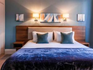 奥尔德堡白狮酒店的一间卧室配有一张大床和两个枕头