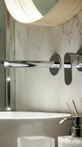 米兰Serendipity Apartments - Duomo的一间带水槽和镜子的浴室