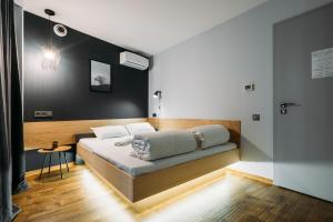 切尔诺夫策Yard Hostel & Coffee的一间卧室设有一张床和黑色的墙壁