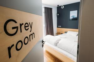 切尔诺夫策Yard Hostel & Coffee的卧室配有床和灰色房间标志